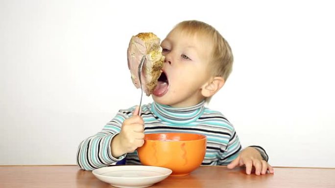 小男孩用叉子吃饭