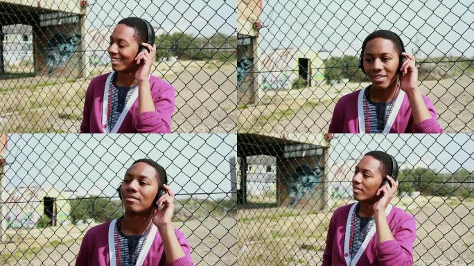 戴着耳机听音乐的青少年男性