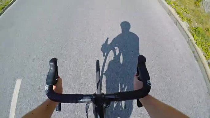 公路骑自行车的人超速下坡