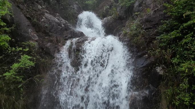 春季雨水   沉浸体验野生瀑布