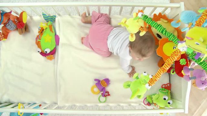 高清起重机: 婴儿在婴儿床中滚动