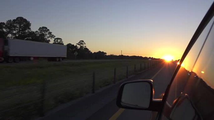 特写: 在美丽的夏日日落时，在高速公路上驾驶个人SUV汽车