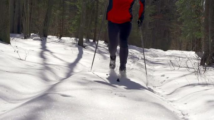 越野滑雪运动员慢镜头慢动作滑行动作雪地运