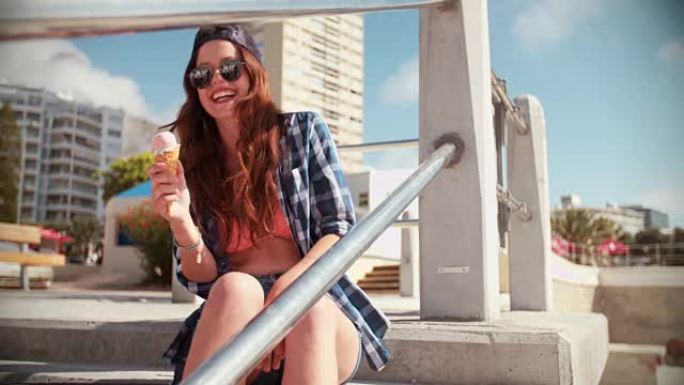 溜冰女孩潮人带着冰淇淋在户外微笑