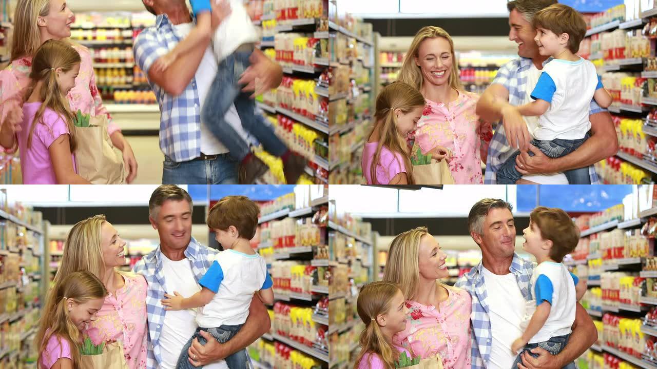快乐的家庭在购物时玩得开心