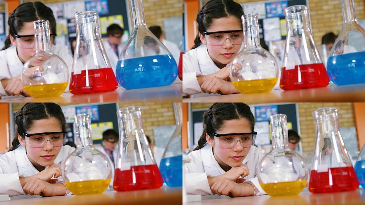 女学生在实验室观察化学物质