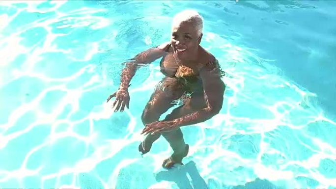 资深非裔美国妇女在游泳池锻炼