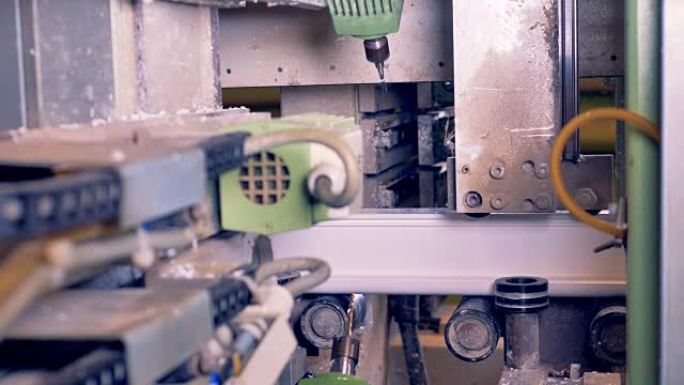 工业塑料加工机切割机切割塑料零件。机器人化生产线。