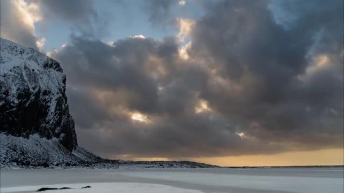 挪威罗弗滕晚上海滩的4k时间流逝，云层奇幻