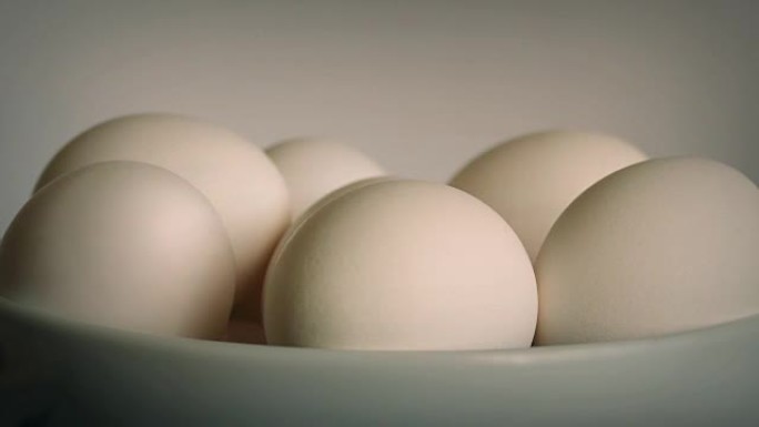 在碗中旋转鸡蛋