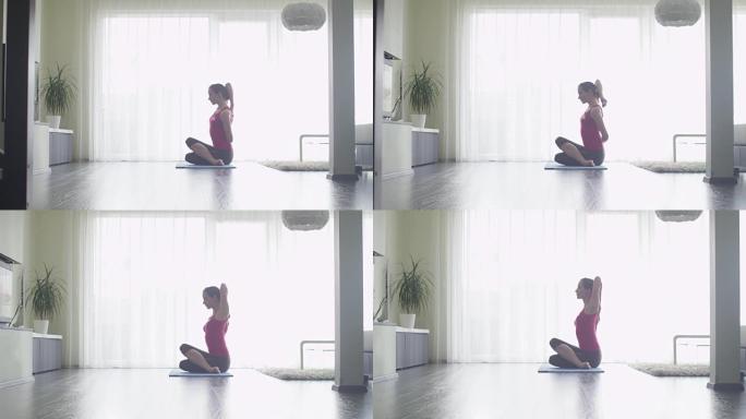 年轻女子在家客厅做瑜伽