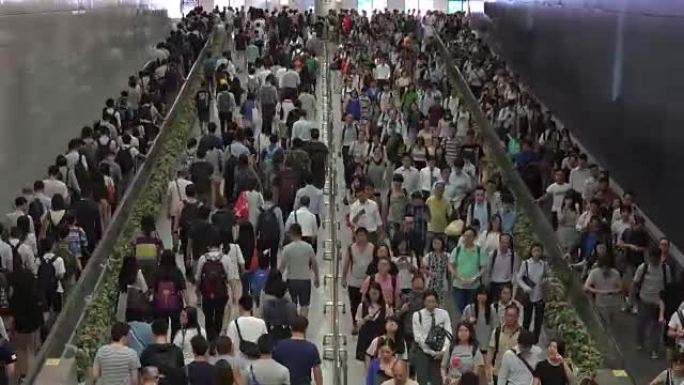 香港的高峰时间，香港站火车站上的行人通勤人群