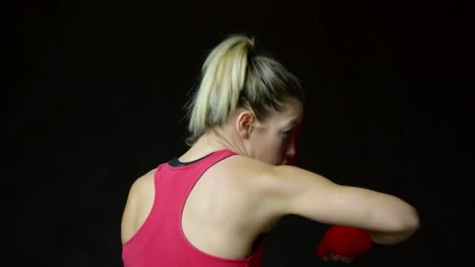 运动年轻的金发女子影子拳击，在R3D上拍摄
