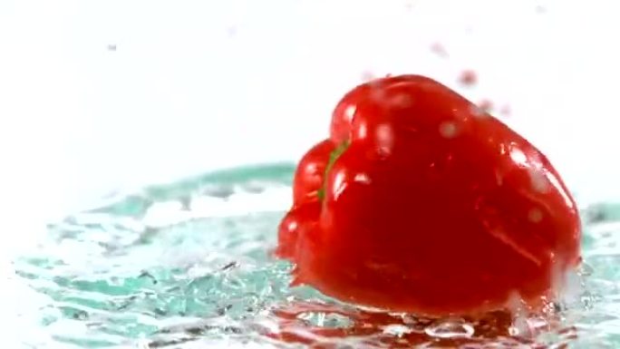 红辣椒落在水上