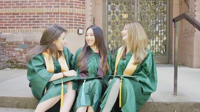 三名年轻女子庆祝毕业