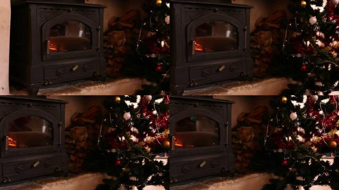 圣诞树旁边的壁炉里燃烧着火