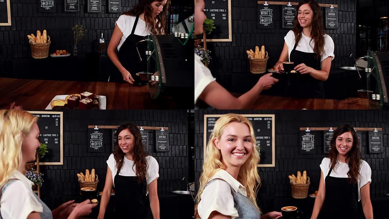微笑的女服务员向漂亮的顾客提供咖啡