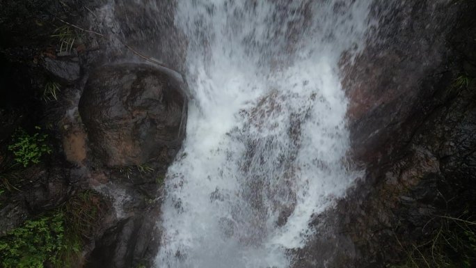 春季雨水   沉浸体验野生瀑布