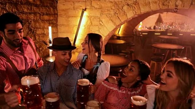 年轻的多民族朋友在巴伐利亚酒吧聚会上庆祝啤酒节