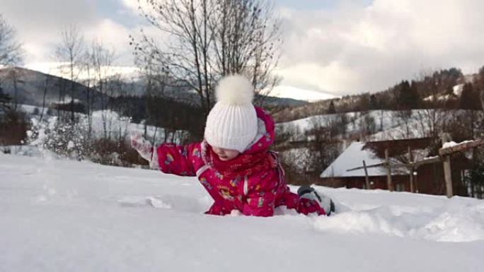 小可爱女孩玩雪
