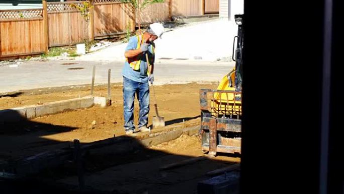 用铲子平整地面的工程师