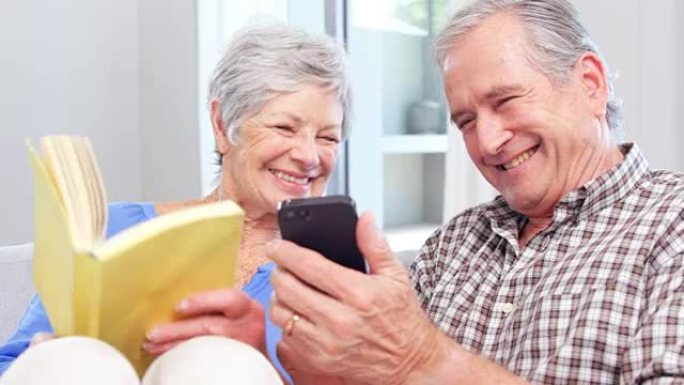 可爱的老年夫妇使用智能手机