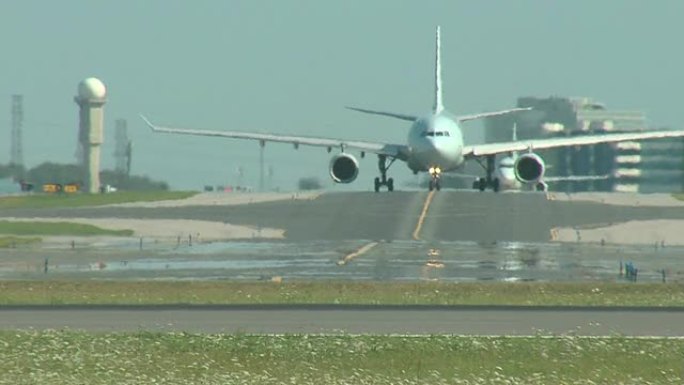 空中客车A330飞机向摄像机滑行
