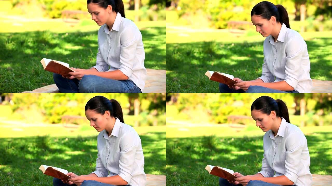 女人坐在户外阅读
