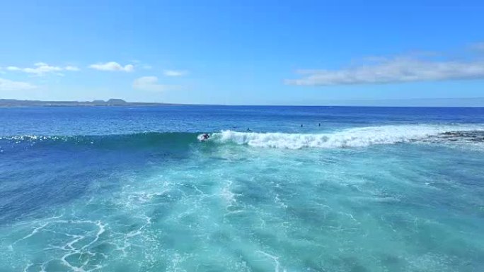 空中: 冲浪者在加那利群岛乘坐大快波