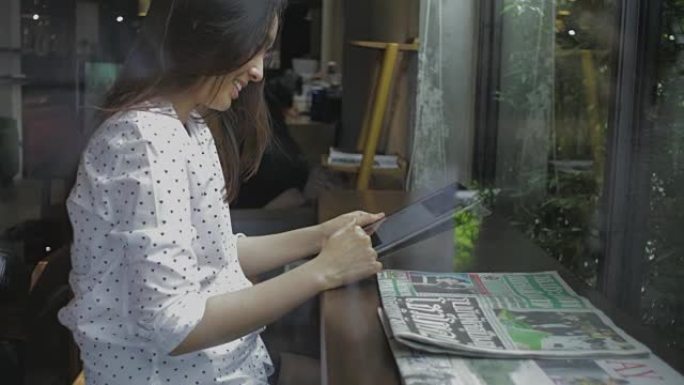 东南亚女人看着平板电脑