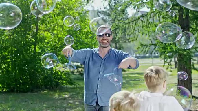 泡泡艺术家为小孩子展示技巧