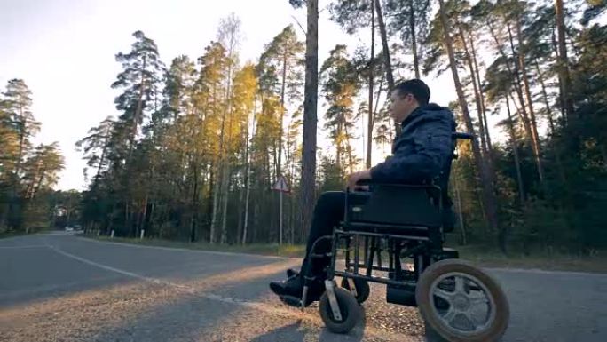 坐在电动轮椅上的残疾人开始移动