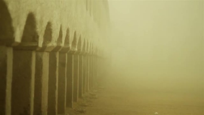 参观笼罩着浓雾的修道院