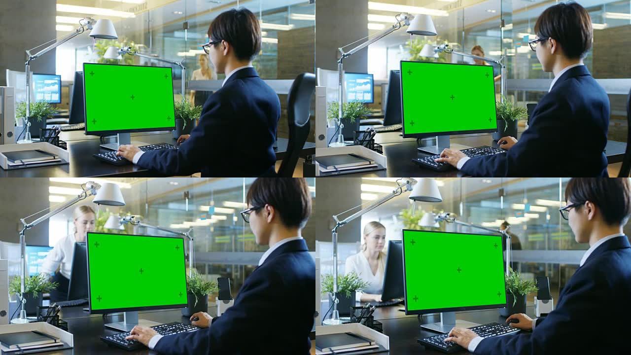 在办公室里，商人在带有模拟绿屏的台式个人计算机上工作。同事进入办公室，在她的办公桌前进行。