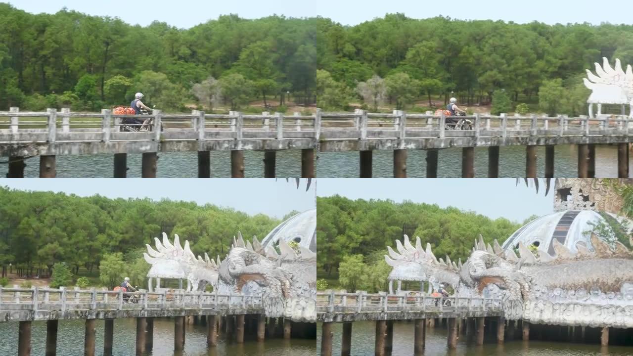 男子骑着摩托车在水上过桥