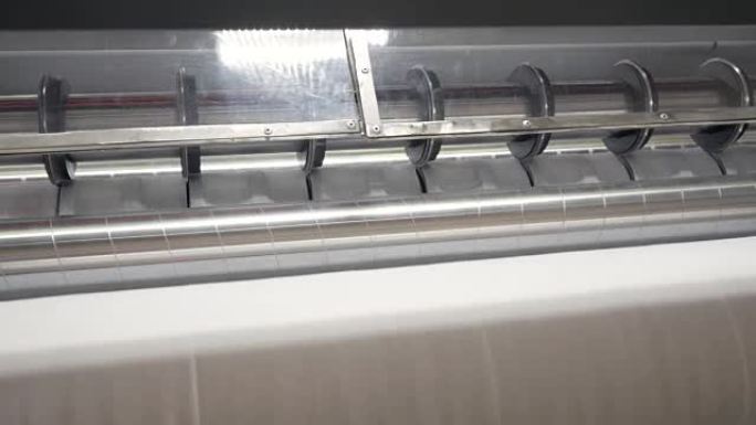 工业切割机在餐巾纸生产线工作。4K。