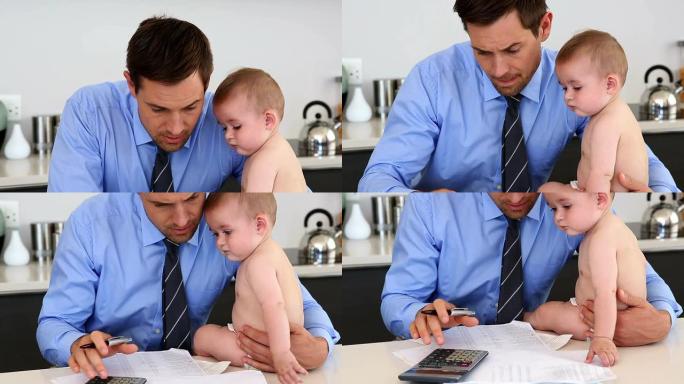 压力很大的父亲和他的孩子一起计算账单