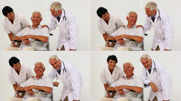 医生和护士在轮椅上与老年患者交谈