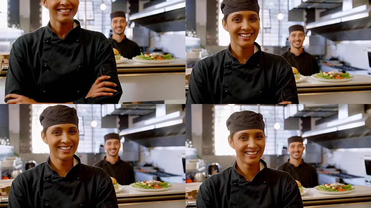 女厨师在商用厨房4k微笑