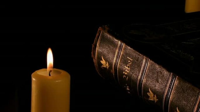 古老的圣经和蜡烛