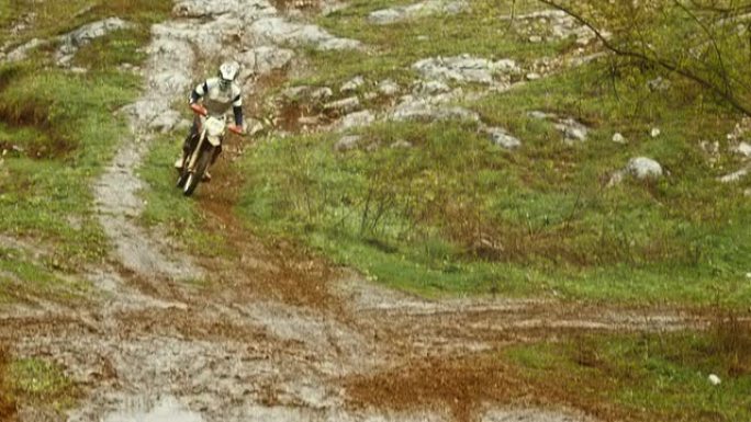 高清: 通过后轮上的泥浆飞溅