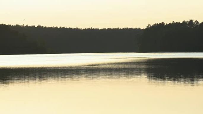 湖上浪漫的日落。宁静的风景