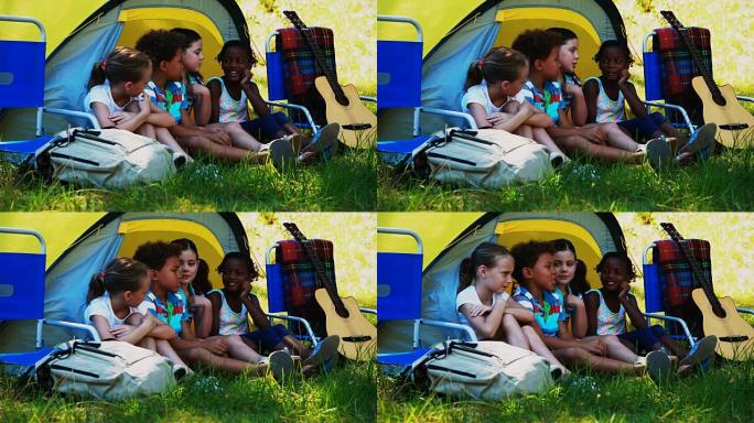 孩子们在营地的帐篷外相互交流