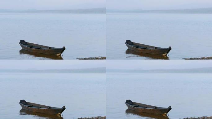 水上的旧小木船。
