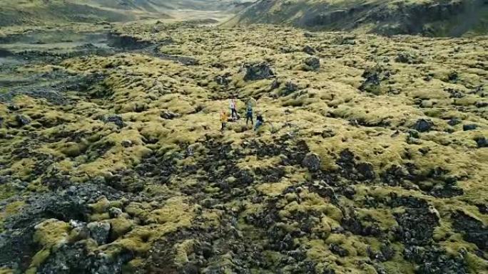 冰岛熔岩场游客的鸟瞰图。直升机远离朋友，无人机上的自拍。美丽的风景