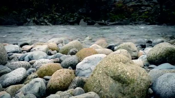 在崎rock不平的岩石地区通过河流