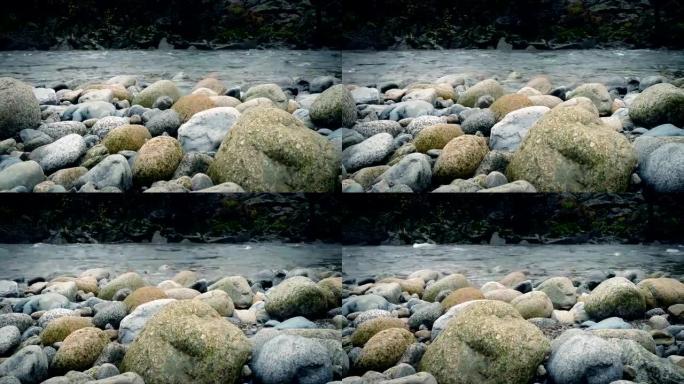在崎rock不平的岩石地区通过河流