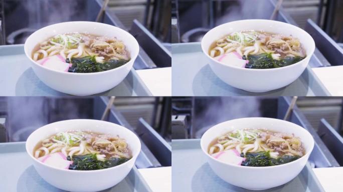泰国的一碗热拉面或面条汤