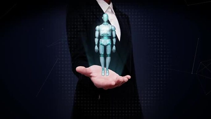 女商人打开手掌，扫描旋转半透明3D机器人身体。