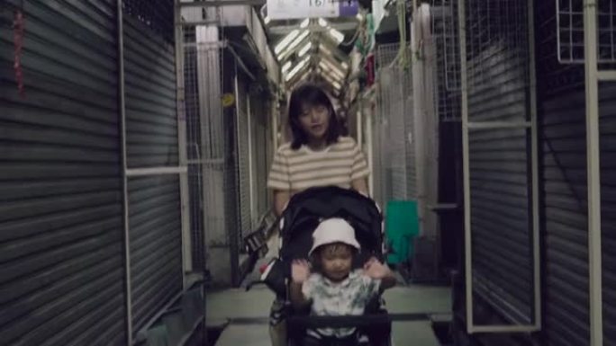 亚洲妇女推婴儿推车